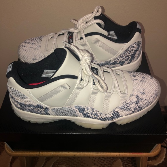 Jordan 11 Low “Light Bone” - Picture 2 of 6